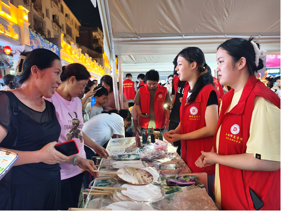 艺缕微光，点亮非遗之美——美术与设计学院社会实践团走进玉城社区十字街开展暑期非遗体验与美术图案设计服务